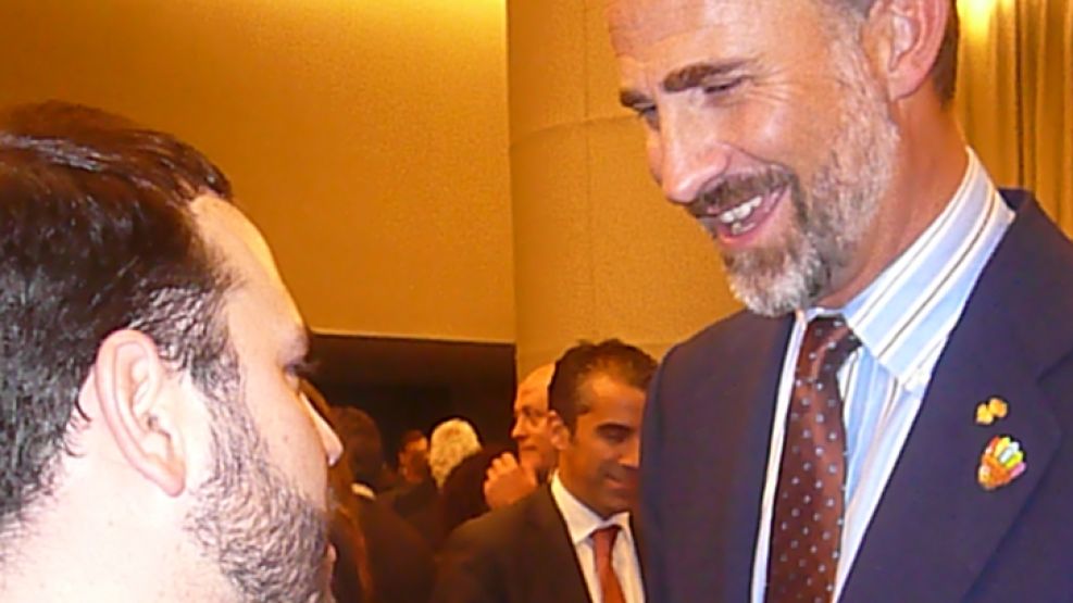 Saludo. Gastón Juan con el soberano de España, Felipe, durante un reciente evento oficial. 