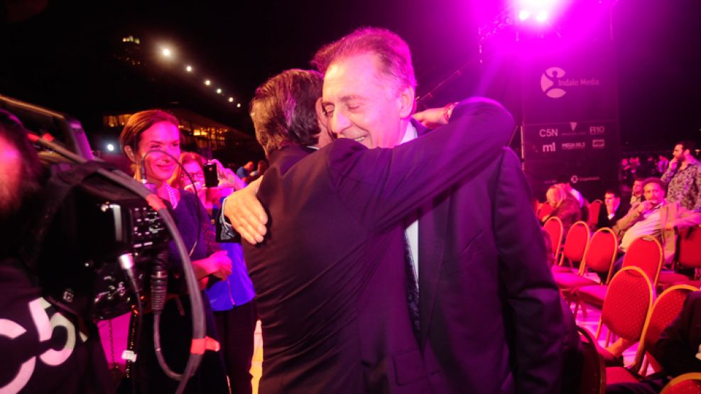 ABRAZO. Arriba, de espaldas, Sánchez Córdova se abraza con López en 2014. Abajo, con dos de sus hijos que trabajan con él.