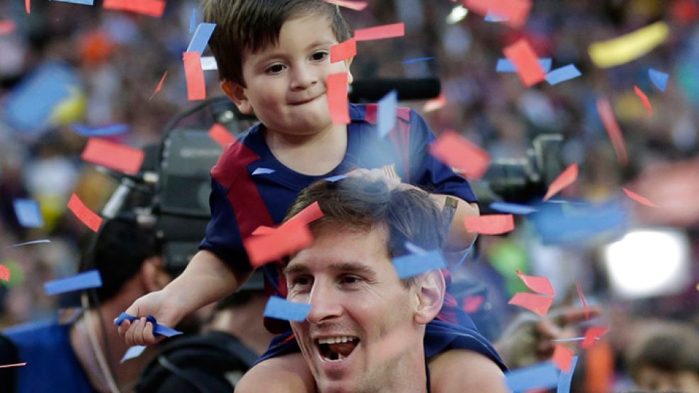 Feliz. Al iniciar y al finalizar el partido, Messi posó con su hijo.
