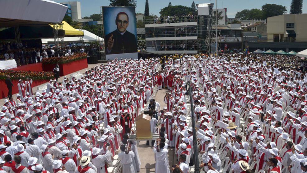 FIELES. Cientos de fieles se congregaron en las calles de su nación para elogiar a “San Romero de América”.