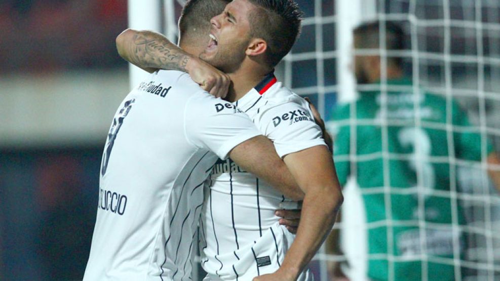 Goleadores. El abrazo marca el festejo del primer gol, de Villalva. Cauteruccio cerraría la noche con un doblete sobre el final.