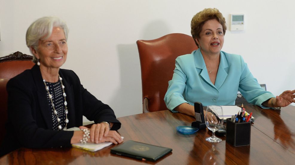 Sonrisas. La presidenta brasileña con la titular del FMI, Christine Lagarde, que elogió el paquete fiscal.