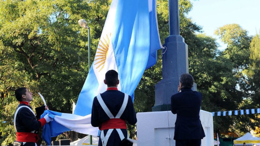 A Macri se le complicó izar la bandera en un acto.