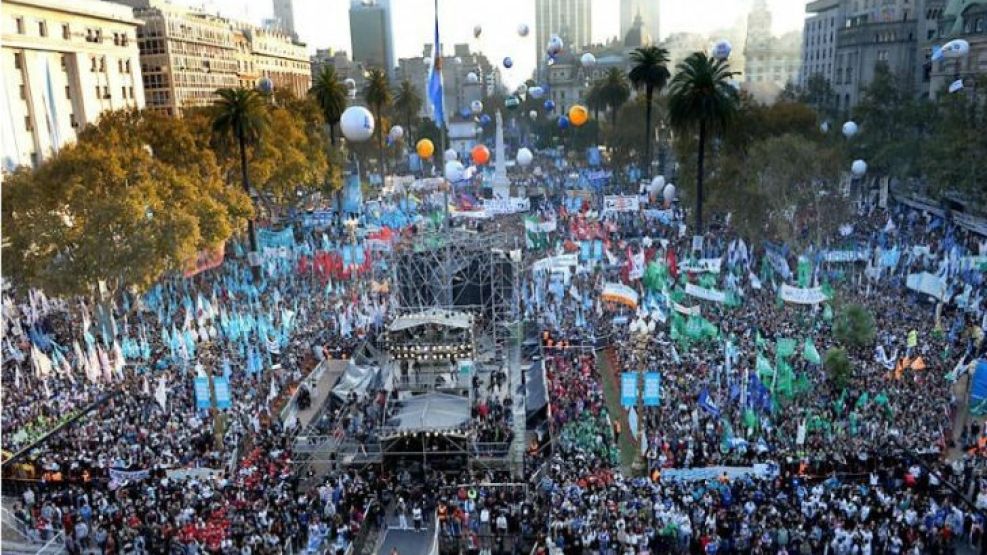 Agrupaciones de militantes esperan el discurso de Cristina Fernández de Kirchner
