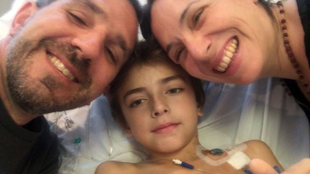 Lucas, necesita donantes de médula ósea. En la imagen, junto a sus padres, Lautaro Lemlich y Guillermina Sandrini. 