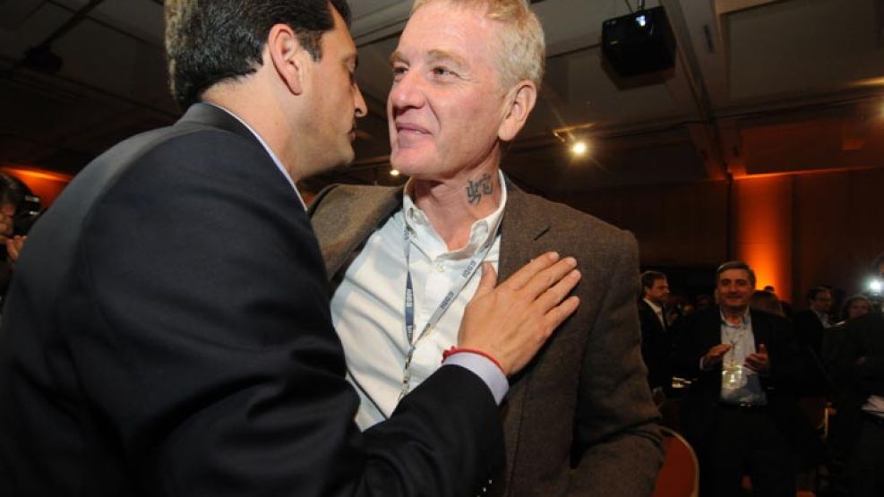 Francisco De Nárvaez junto con el precandidato presidencial Sergio Massa.