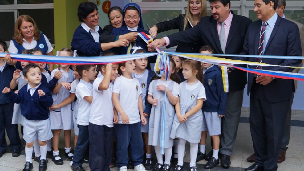 Closs inauguró ayer, junto el intendente posadeño, Orlando Franco, el nuevo edificio.