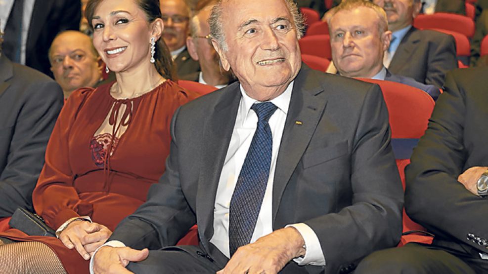 Ayer. Linda y Blatter, minutos antes de ser reelecto en la FiFA.
