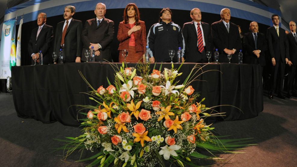 Futbol para todos. En 2009, Cristina Kirchner y Julio Grondona presentaron el acuerdo que permitió las transmisiones gratuitas de los partidos de primera división. 