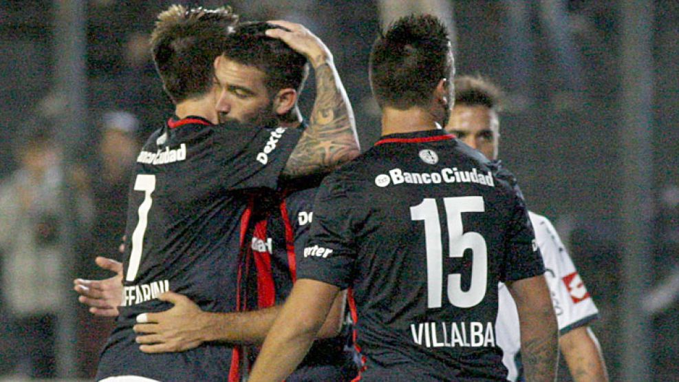 ¿Gol de quién? Buffarini y Villalba abrazan a Cauteruccio, un ex Quilmes, después del segundo gol. En realidad, fue en contra.
