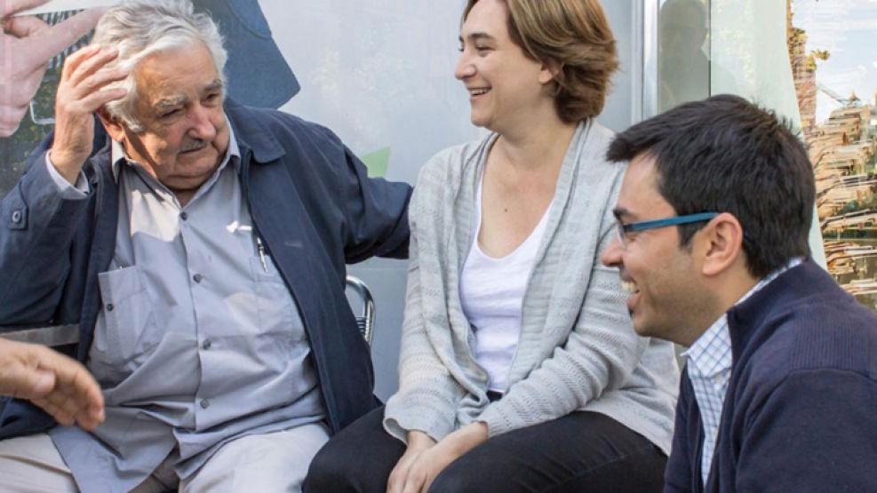 IGUALES. Pisarelli hijo, quien posa con Mujica y Ada Colau, sigue los pasos militantes de su padre desaparecido en 1976, que defendía presos políticos.