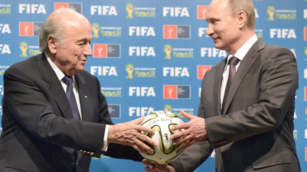 Juntos somos más. Blatter, el reelecto presidente de la FIFA, y Putin, el presidente del país que será sede del Mundial 2018.