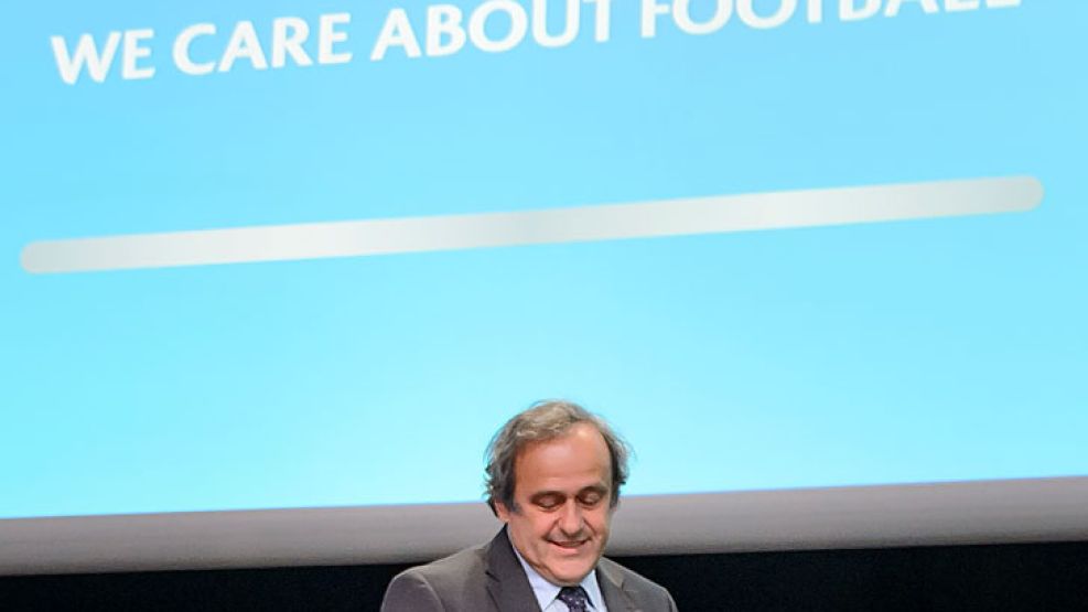 Opositor. Platini, desde la UEFA, no logró bajar a Blatter.