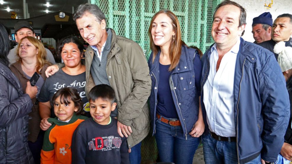 Ayer. El jefe de Gobierno, en La Matanza, de campaña con sus candidatos a gobernadora e intendente, y militantes.