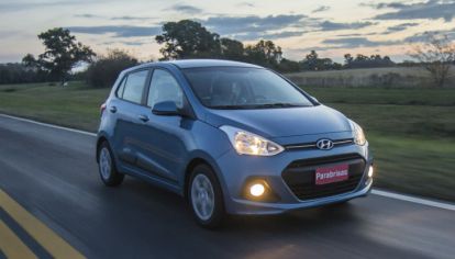 Es más grande y espacioso que el i10. Utiliza el mismo motor naftero 1.2 pero con 87 CV. La caja podrá ser manual de quinta o automática de cuatro marchas. Habrá opciones hatchback de cinco puertas y sedán.