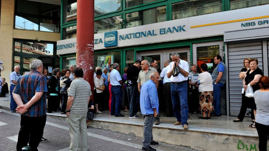 la-gente-se-agolpa-frente-a-las-puertas-de-las-sucursales-del-banco-nacional-griego-para-exigir-una-respuesta-afp