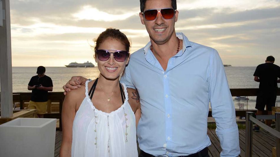 Silvina Luna junto a Javier Azcurra en el evento de gafas Absurda en OVO Beach del Hotel Conrad Punta del Este.