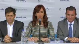 Cristina Fernández de Kirchner, desde Mendoza, junto al gobernador Francisco Pérez y el ministro Axel Kicillof.