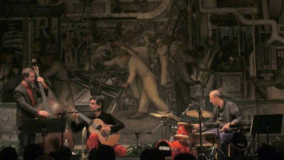 En vivo. El músico y físico Alberto Rojo junto a Martín González, en percusión, y a Norberto Córdoba, en bajo, en uno de sus shows comunales.