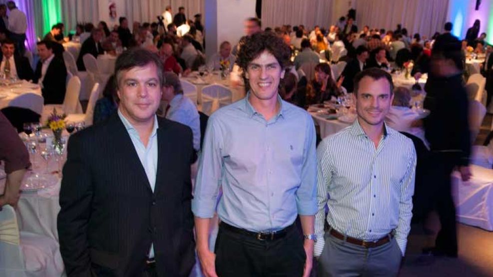 Lousteau en el medio. A su derecha, Roy Cortina y a su izquierda, Fernando Sánchez.