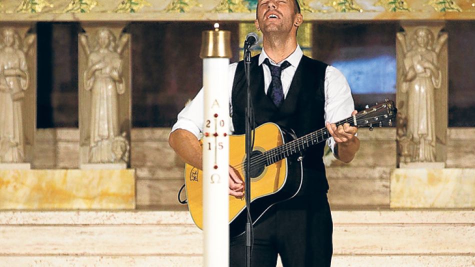 Adios. Chris Martin en la misa (arr.) Allí, Obama abraza y besa a su vicepresidente (izq.). Biden, esposa, hijas, nietos y nuera.