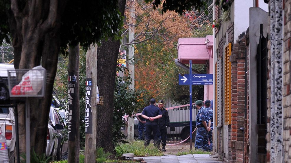 El cuerpo de Leonela fue hallado colgando de un árbol en el patio de la casa vecina a la de la adolescente.