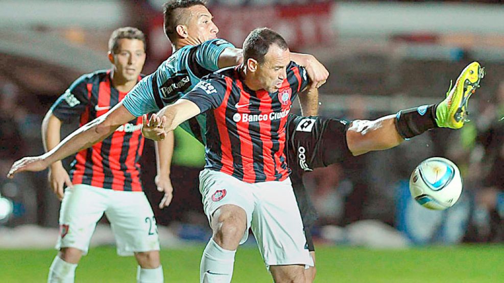 En la lucha. Matos, que ingresó en el segundo tiempo, domina la pelota ante Pérez, protagonista del penal a favor de Belgrano.