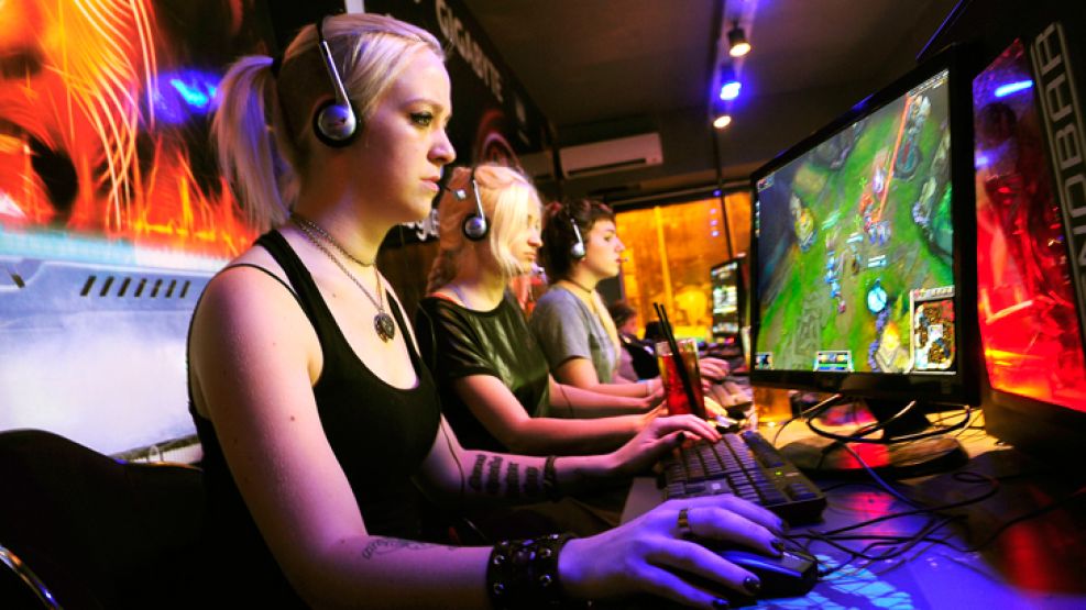 Heroinas. En un bar de Palermo, las jovenes se juntan una vez por semana a disfrutar juegos en línea. En EE.UU. ellas son el 48% de los gamers.