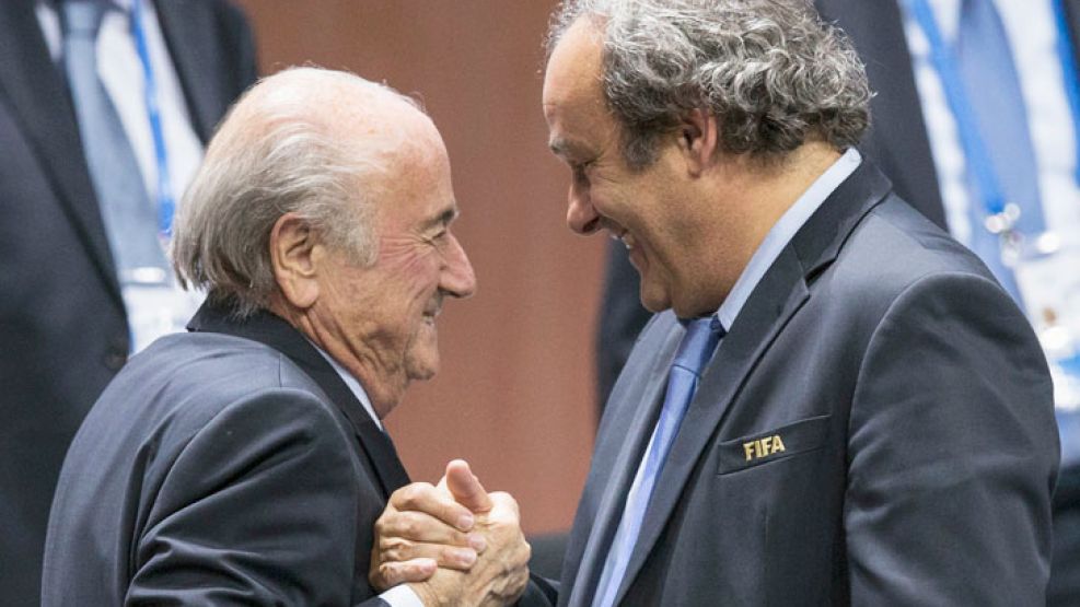 Pulseada. Blatter, todavía presidente de la FIFA, y Platini, cabeza visible de un continente desplazado.