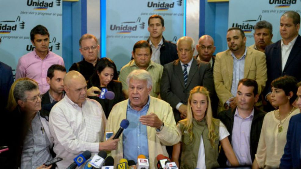 Felipe González, junto a familiares de los presos políticos en Venezuela.
