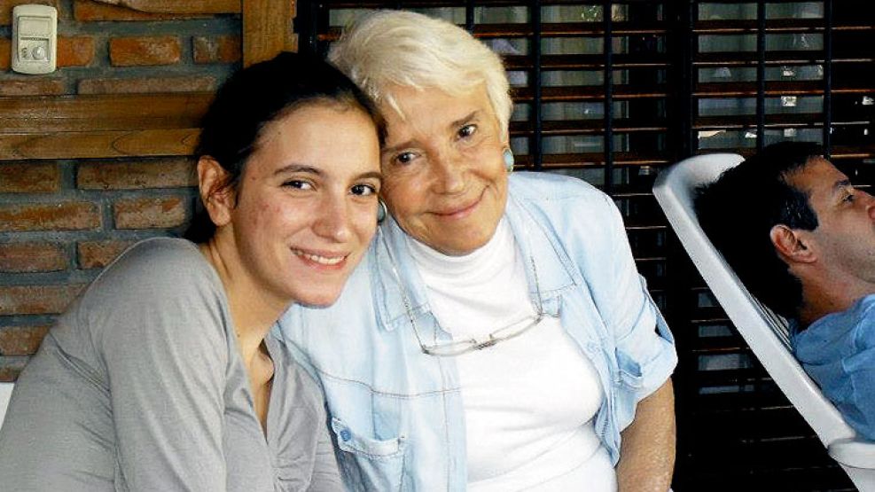 Ángeles Rawson, junto a su abuela.