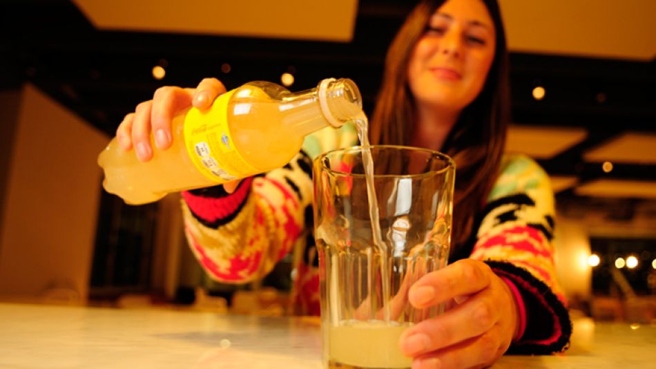 DOSIS. Una botella de 500 ml suma 125 calorías y 36 g de azúcar.