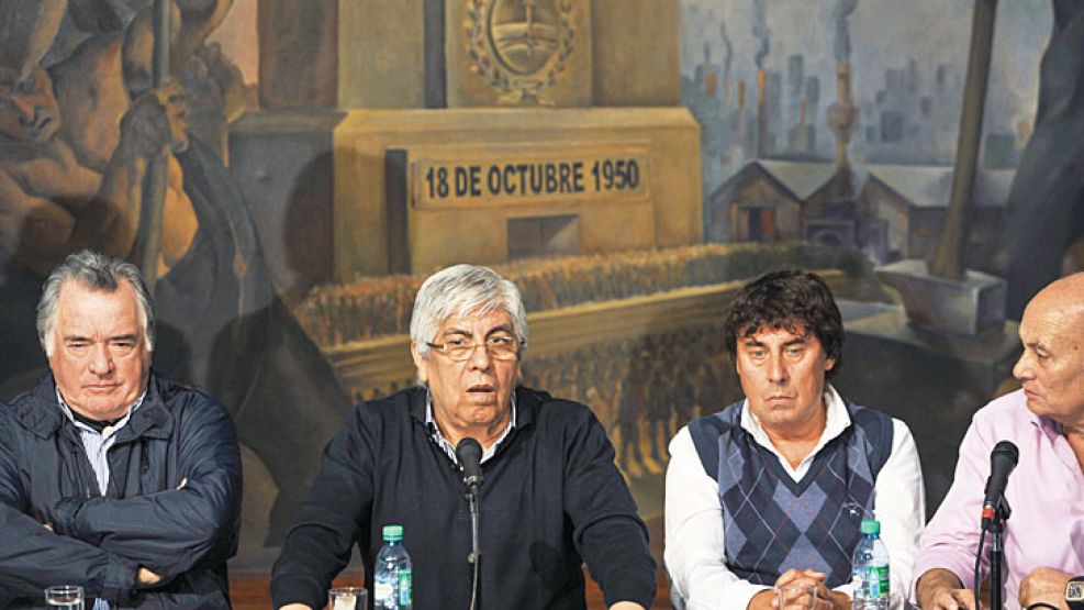 Con los ojos en la nuca. Los sindicalistas Luis Barrionuevo (CGT Azul y Blanca), Hugo Moyano (CGT Azopardo), Pablo Micheli (CTA Autónoma) y Momo Venegas (Uatre).