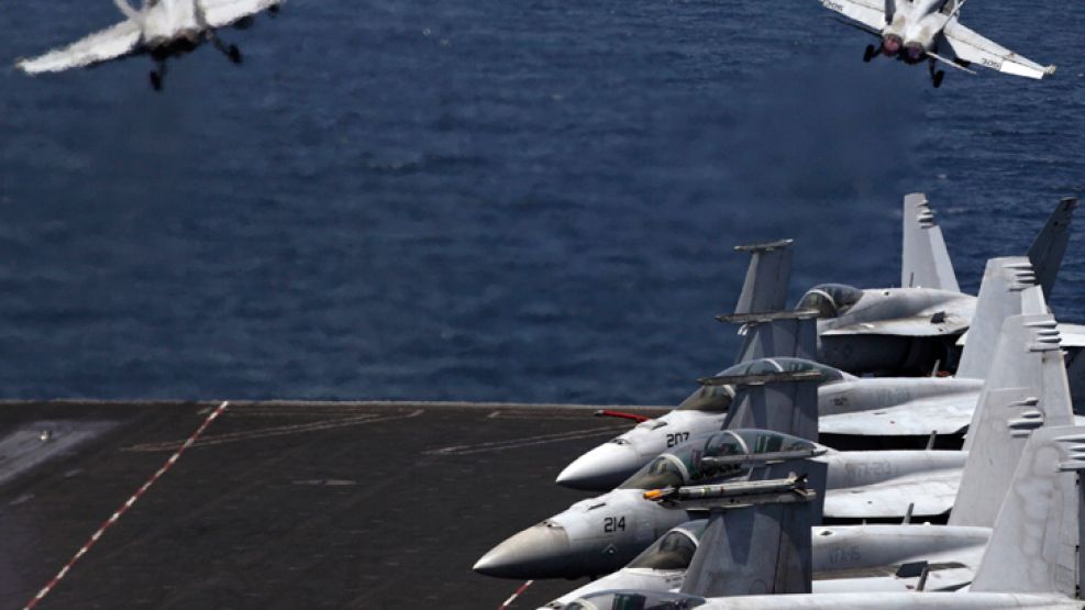 Portaaviones. Dos F-18 parten desde el George H.W. Bush, en el Golfo Pérsico, para una misión en Irak.
