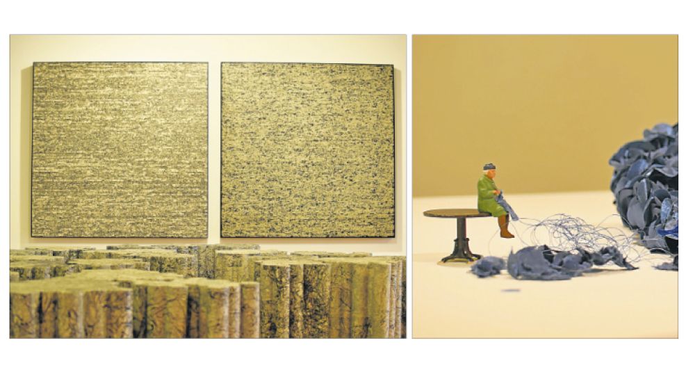 En exposicion. A la izquierda, una obra de Jorge Sarsale; a la derecha, una de las emblemáticas miniaturas de Liliana Porter. Arte genuino al pie de la Cordillera.