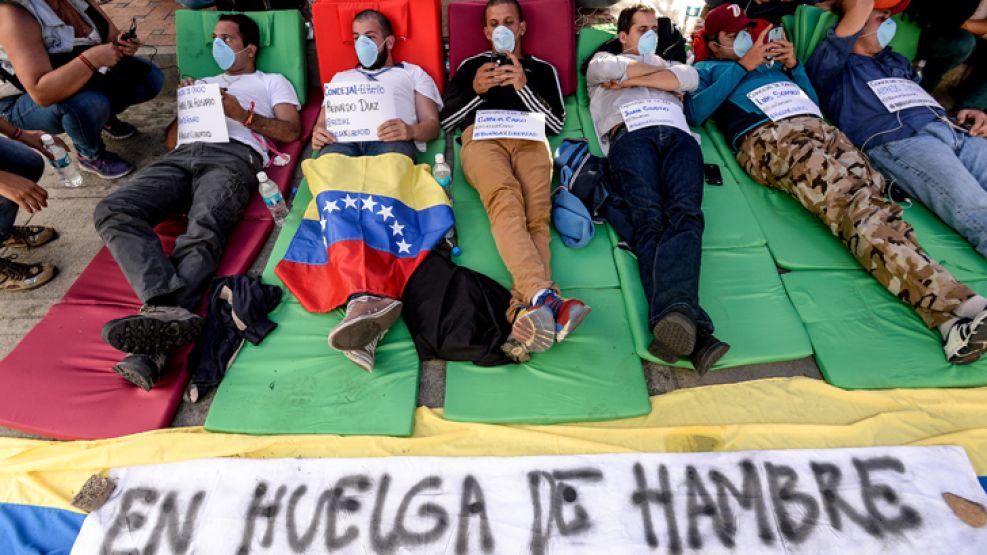 Protesta. Guaidó (tercero desde la der.) y otros parlamentarios iniciaron una huelga de hambre frente al CNE.               Fueron reprimidos. Exigen la difusión de un cronograma electoral.