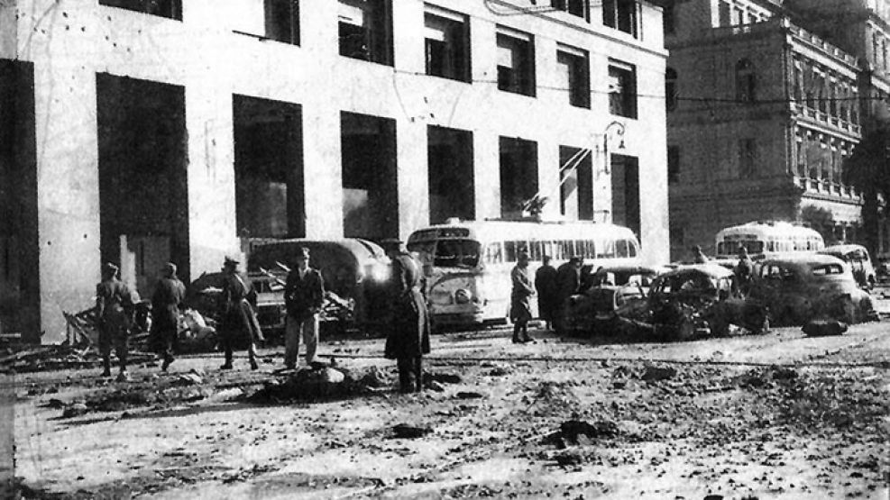 Tragedia. Las bombas no tocaron la Plaza de Mayo, pero impactaron sobre su contorno. La avenida Paseo Colón sufrió los mayores daños. La cantidad de vítimas mortales fue de 169 y hubo setecientos heri