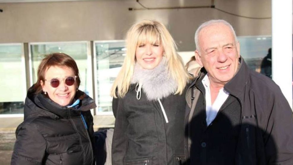 La gobernadora de Tierra del Fuego, Fabiana Ríos, del PSP, y su vicegobernador y candidato a sucederla, Roberto Crocianelli, se fotografiaron junto a Rabolini en el aeropuerto de la capital de la prov