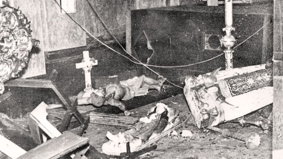 Destrozos. El altar  del convento de Santo  Domingo, y el de la iglesia de San Francisco,  luego del ataque. Y una imagen del interior de la  Curia,  junto a la Catedral.