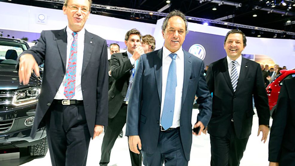 Industria, optimismo. Josef Fidelis Senn, CEO de VW, con Daniel Scioli en el Salón del Automóvil.