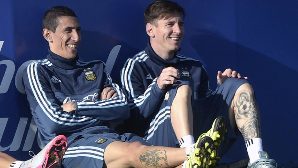 Relax. Rosario siempre estuvo cerca. Por lo menos así lo demuestran los amigos Di María y Messi, en un entrenamiento. El del Barcelona tendrá un partido especial.