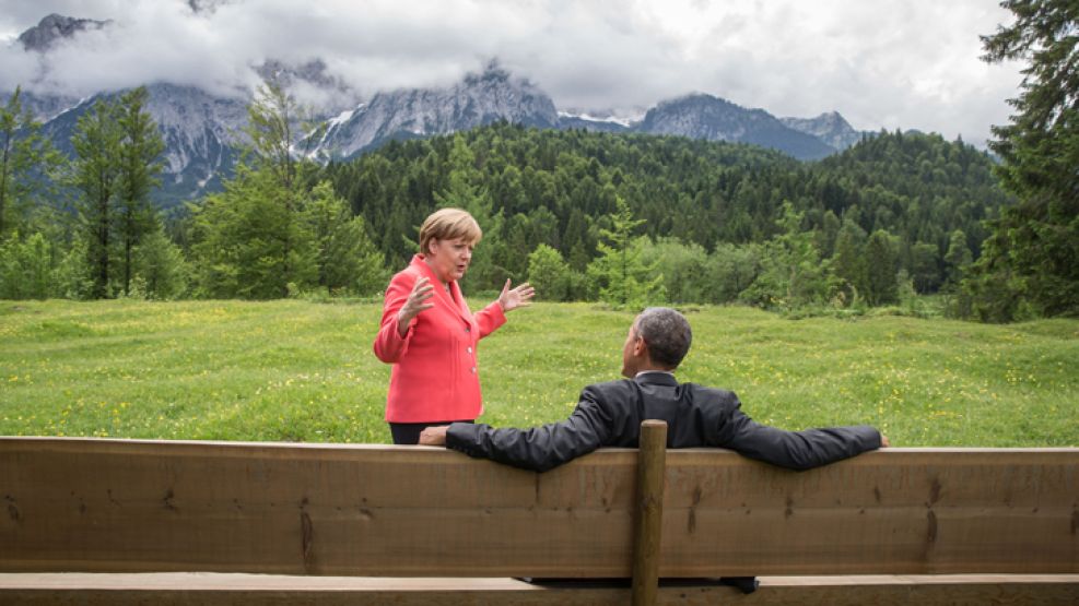 Intimos. Merkel y Obama charlan en un receso de la última cumbre del G7 en Alemania. Buscan aumentar comercio e inversiones.