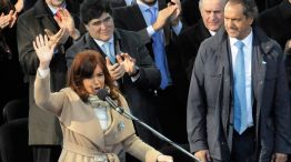 Continuidad. Cristina, en el acto por el Día de la Bandera en Rosario. Scioli y Zannini, detrás de la mandataria, integran la fórmula presidencial.