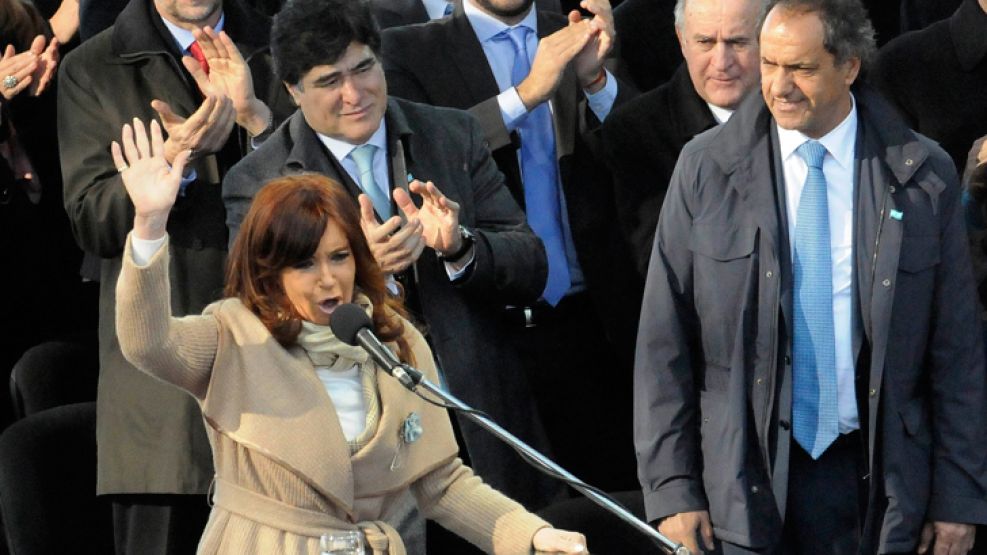 Continuidad. Cristina, en el acto por el Día de la Bandera en Rosario. Scioli y Zannini, detrás de la mandataria, integran la fórmula presidencial.