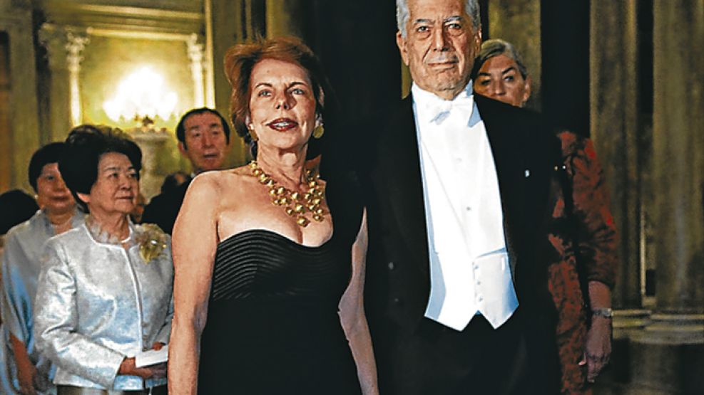 Trama. El 2 de junio, honoris causa en Princeton (sup.); el 17, in fraganti con Isabel Preysler en Hola. Patricia Llosa (der.), su mujer, apenada por la aparición de esas fotos. 