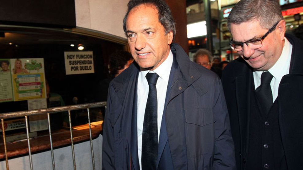 El gobernador Daniel Scioli con Enrique Moltoni quien desde Nuevediario siguió su carrera como motonauta
