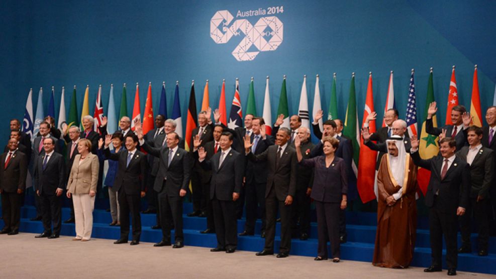 Argentina y el mundo. En 2014 el ministro de Economía, Axel Kicillof, con los dedos en “V” en la reunión del G20 en Australia. Cristina y Obama, una relación bilateral siempre tensa.