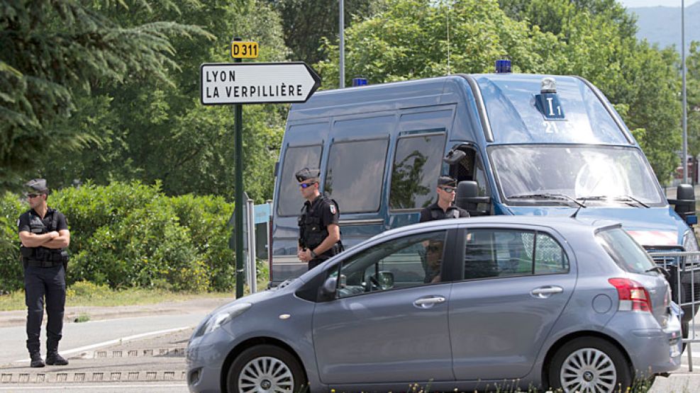 Conmoción. Policías custodian el lugar del ataque, en el que el sospechoso decapitó al empresario Hervé Cornara, de 54 años.