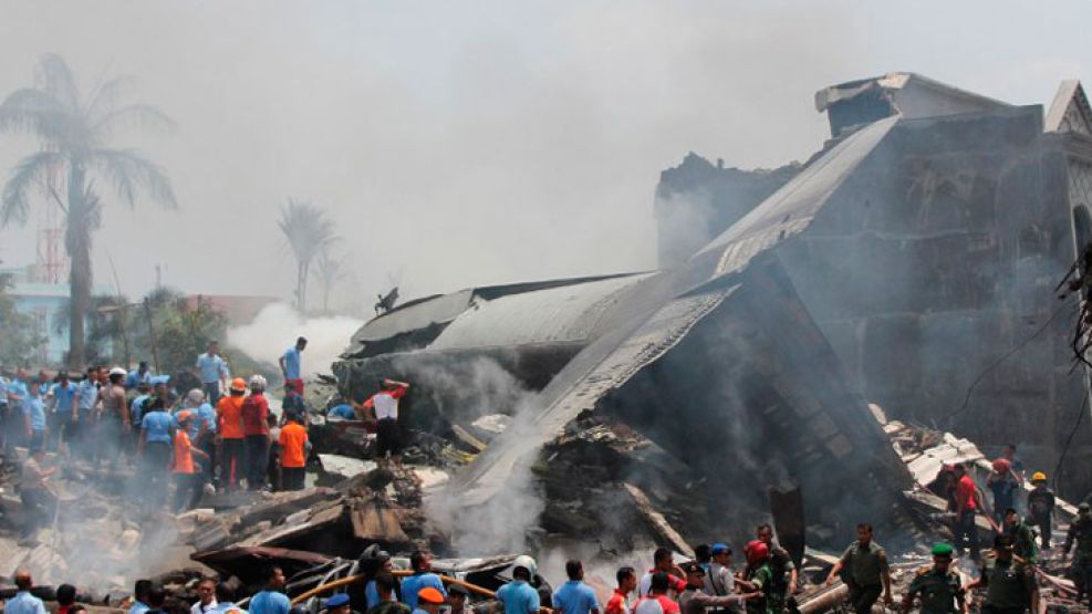 El avión despegó desde una base militar y se estrelló en la ciudad de Medan dos minutos después, a unos cinco kilómetros de la base.