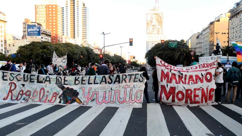 Un grupo de estudiantes de colegios secundarios de la ciudad de Buenos Aires realizó hoy una protesta en el centro porteño.